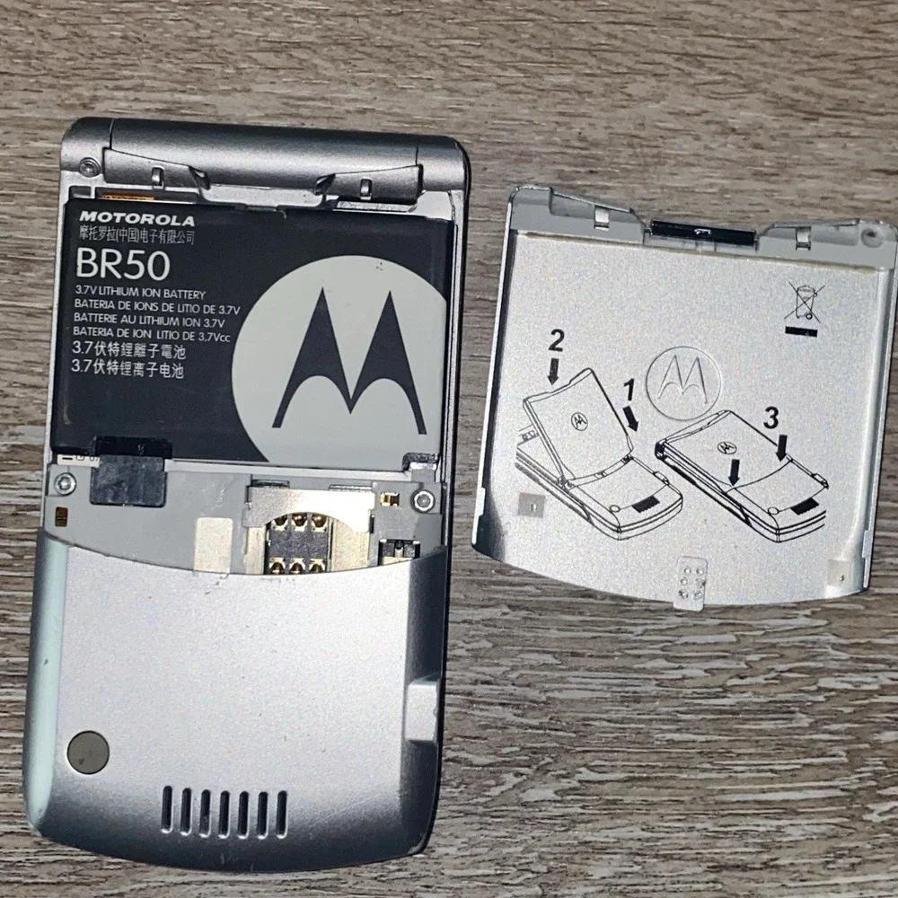 Motorola RAZR / Razor V3 - Silver ( AT&T ) Flip Phone - Needs New Battery
